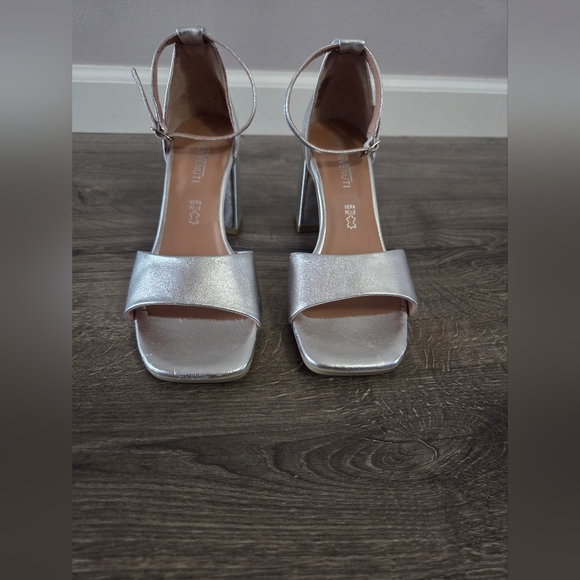 Womens Benvenuti Vera Pelle Silver Block Heels Size 37 NWOT - Picture 1 of 5